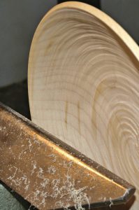 Dünne Schalen flatterfrei drechseln. Bild: Martin Adomat