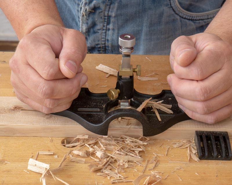 Das Holz zwischen den Sägeschnitten wird mit dem Grundhobel entfernt.
