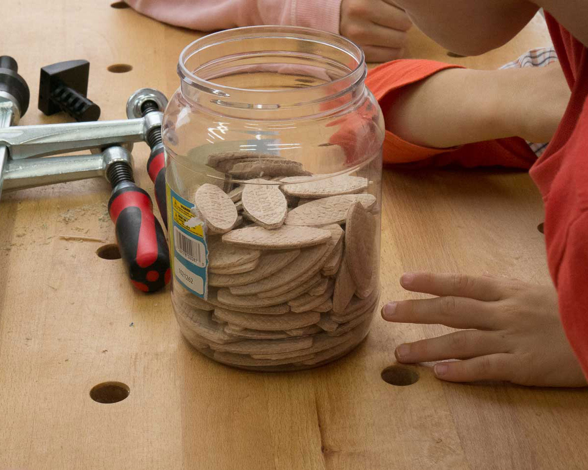 Wie viele Lamellos sind im Glas? Dieses Spiel eignet sich eher für Kinder, die bereits in der Schule sind um mit Zahlen etwas anfangen können. Es waren übrigens 115 Lamellos im Glas.
