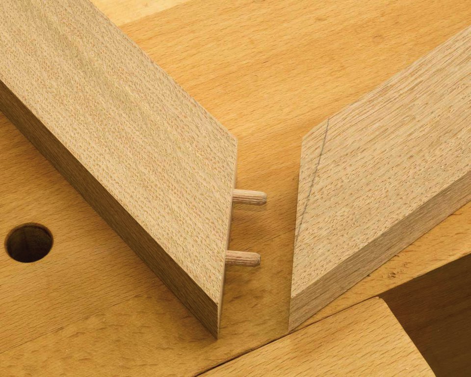 Dübel stabilisieren die Verbindung.