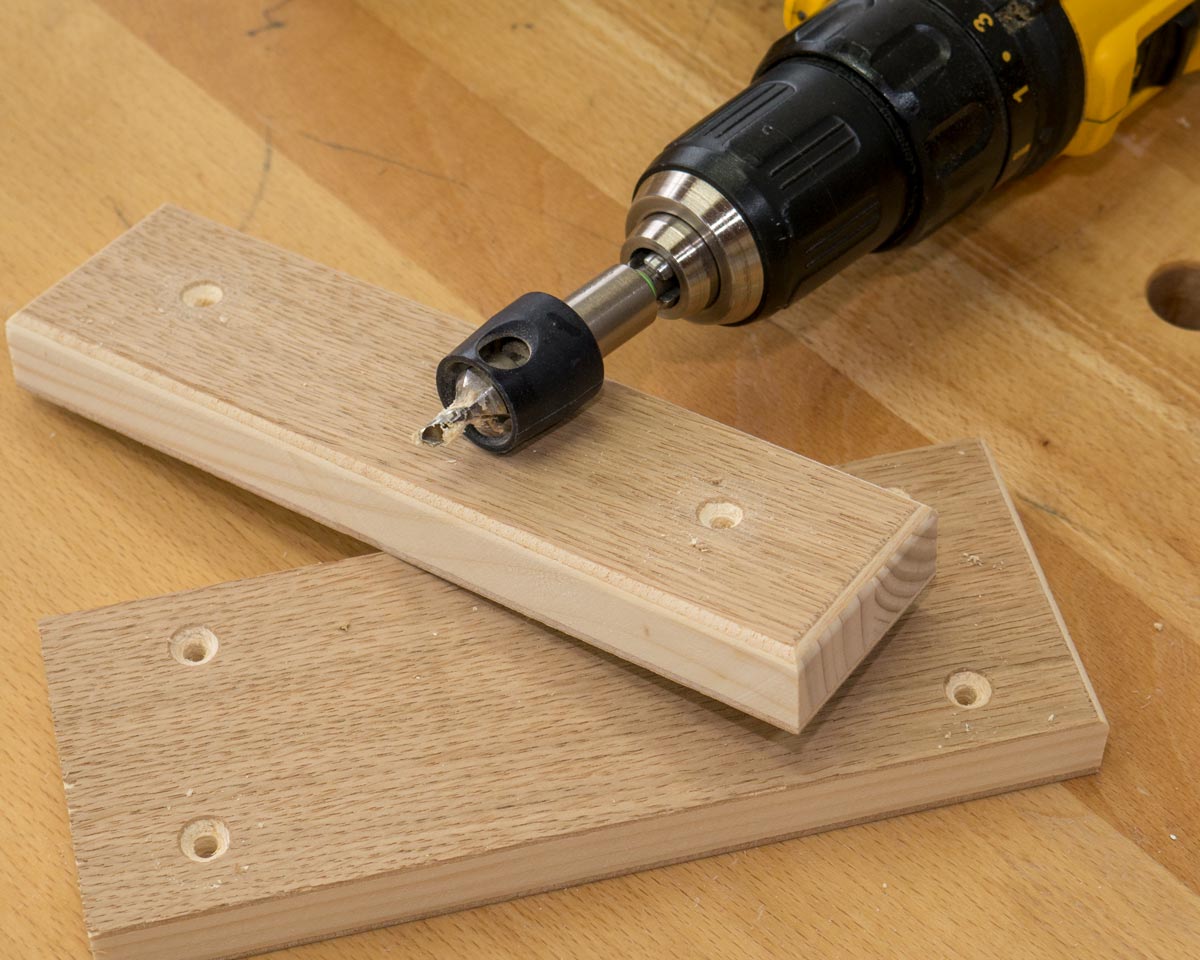 Das Holz für die Spannfläche wird zum Verschrauben vorgebohrt.