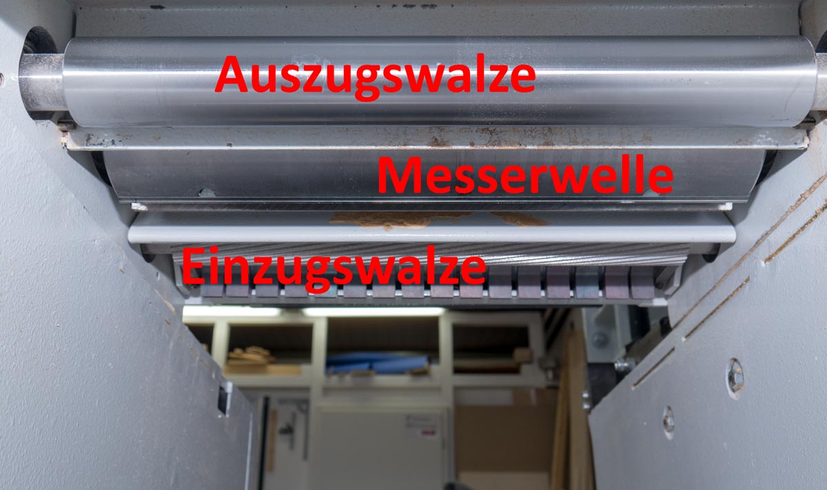 Ansicht der Hobelwelle mit Vorschubwalzen von unten.