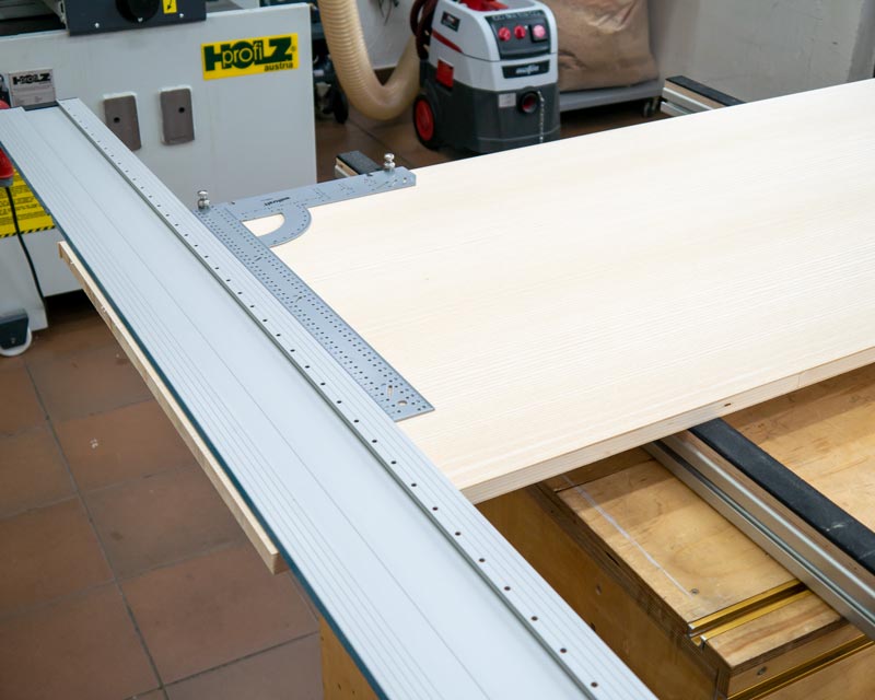 Richten Sie die Führungsschiene mit einem genauen und möglichst langem Anschlagwinkel aus.