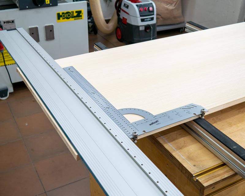 Legen Sie den Winkel auch noch einmal an der gegenüberliegenden Kante an (Umschlagprüfung). Gesägt wird erst, wenn alles richtig ausgerichtet ist.