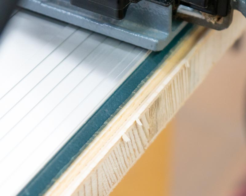 Die Schnittkante wird zuerst einmal vorgeritzt. Das garantiert einen ausrissfreien Schnitt auf beiden Seiten der furnierten Tischlerplatte.