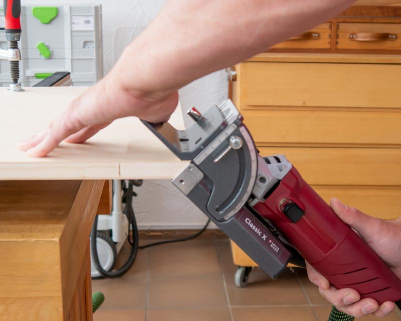 Nicht nur bei diesen großen Bauteilen die liegend gefräst werden müssen ist dieser Zusatzanschlag sehr nützlich.