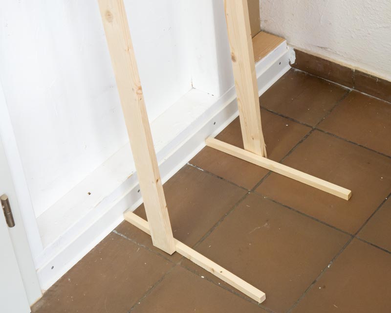 Auch in einer trockenen Werkstatt sollten Sie es vermeiden Platten längere Zeit einfach so auf den Boden zu stellen. Die Gefahr, dass die Kanten Feuchtigkeit ziehen ist einfach zu groß.