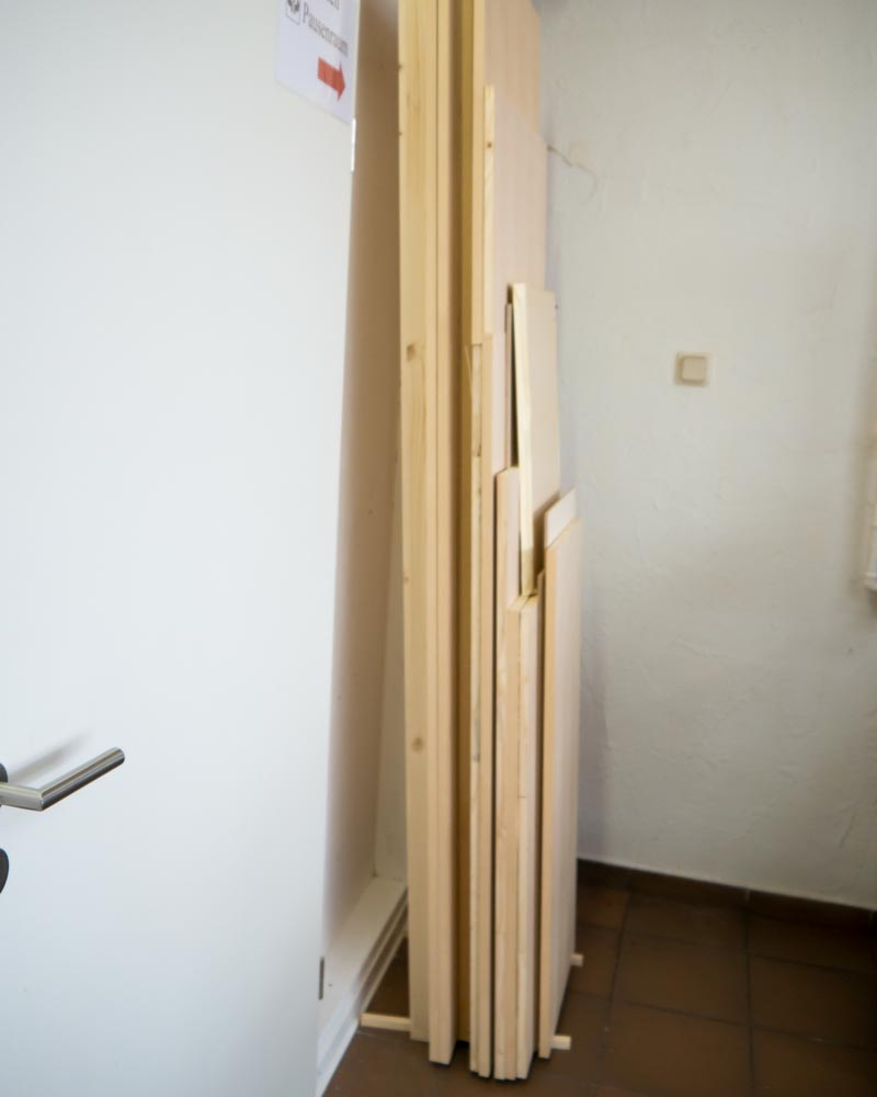 Der Plattenstapel muss kompakt sein, es darf zwischen den Platten kein Spalt sein und alles muss kippsicher aufeinander gestapelt werden.