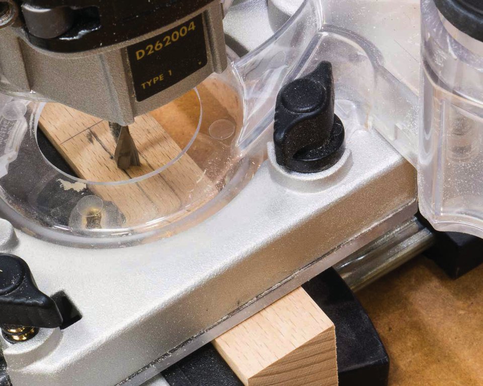 Der Parallelanschlag wird für eine Zapfenbreite von etwa 7,5 mm eingestellt.
