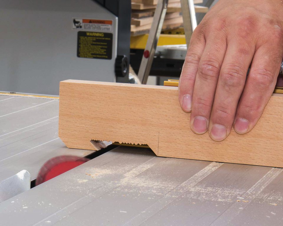 Mit mehreren Schnitten nebeneinander wird das Holz entfernt.