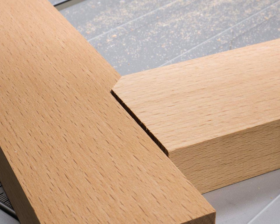 Dieser kleine Gehrungsschnitt entscheidet wischen Fuge und Perfektion.