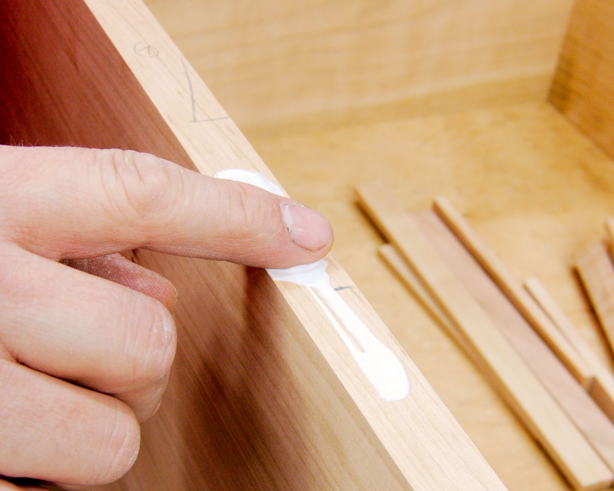 Dort wird mit dem Finger dünn Leim aufgetragen