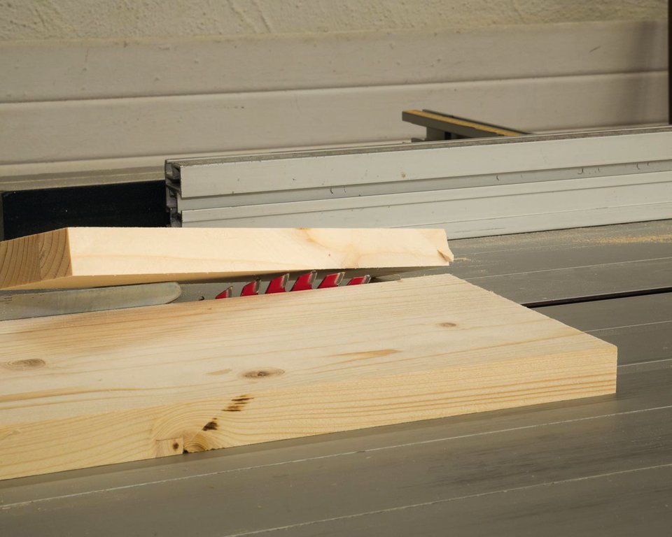 ... und das Werkstück wird vom Sägeblatt erfasst.