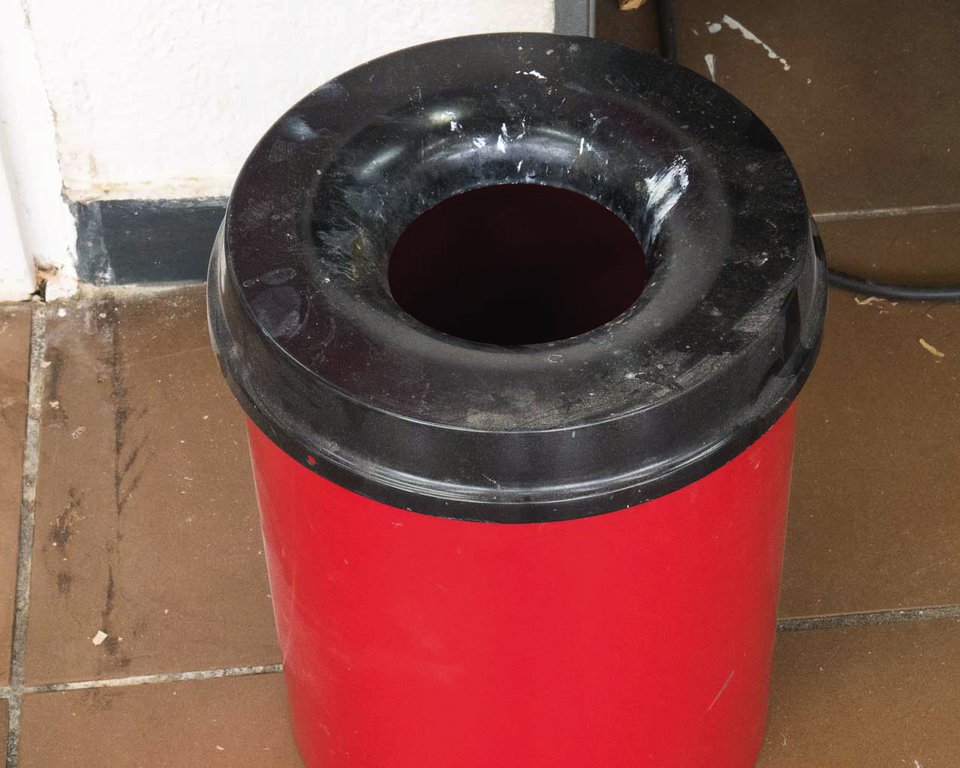 Ein solcher Mülleimer erstickt jedes Feuer.
