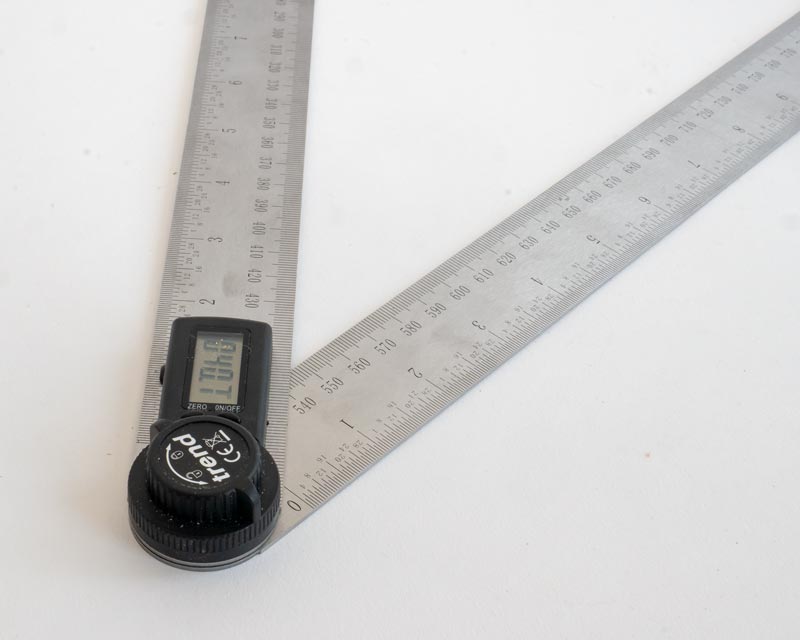 Je länger die Schenkel am Winkelmesser sind, umso besser. Der hier gezeigte Winkelmesser hat eine Schenkellänge von ca. 500mm