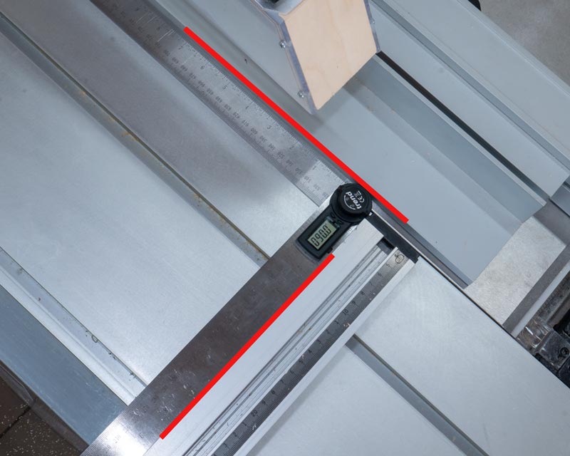 An dieser Säge ist der Winkel zwischen beiden Anschlägen genau 90°, aber eigentlich spielt er keine Rolle.