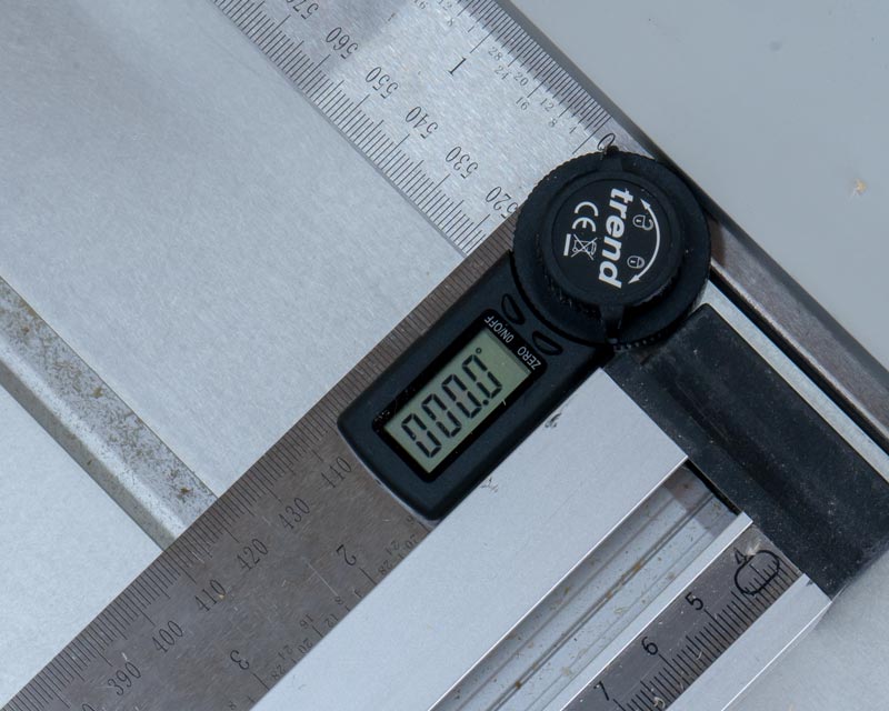 Der Winkelmesser wird in dieser Position auf Null gestellt.
