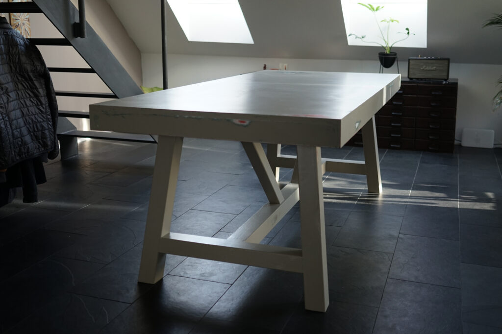 Ansicht Tisch mit Unterkonstruktion und Platte