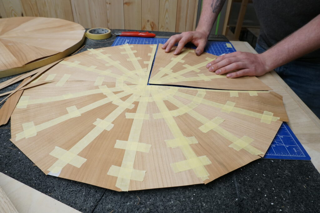 Schritt für Schritt zum Stilmöbel: Dominik Ricker zeigt hier das fast fertig gefügte Furnier für die Tischplatte des Biedermeier-Tisches aus HolzWerken 104.