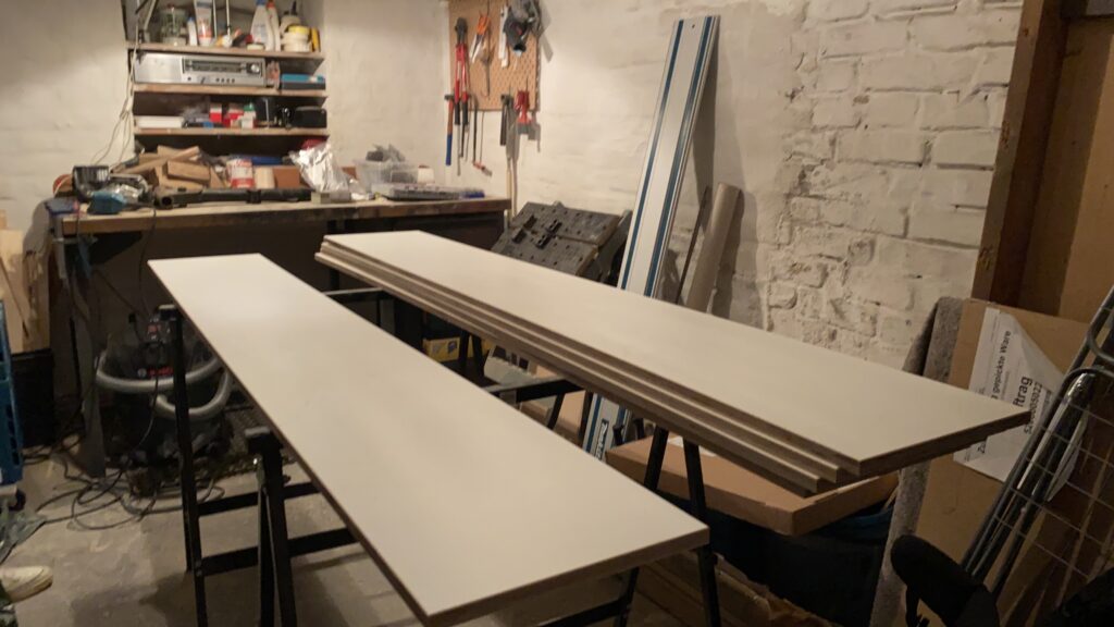 Multiplex-Platten liegen auf Böcken im Keller-Hobbyraum