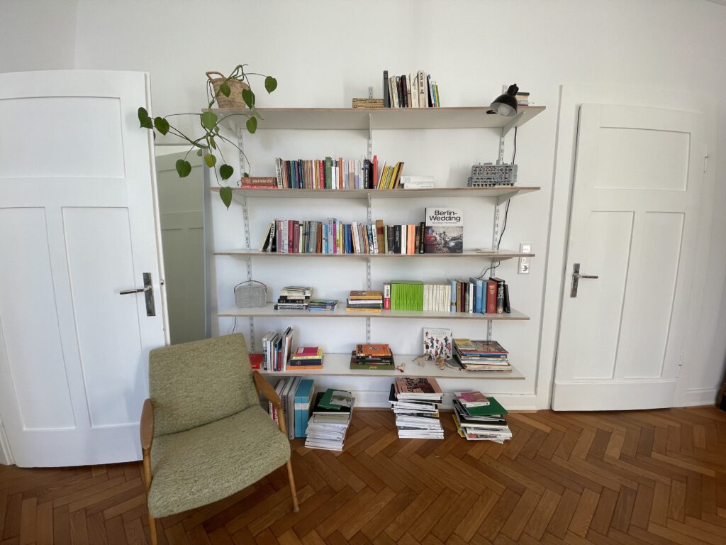 Wohnzimmerregal gefüllt mit Büchern