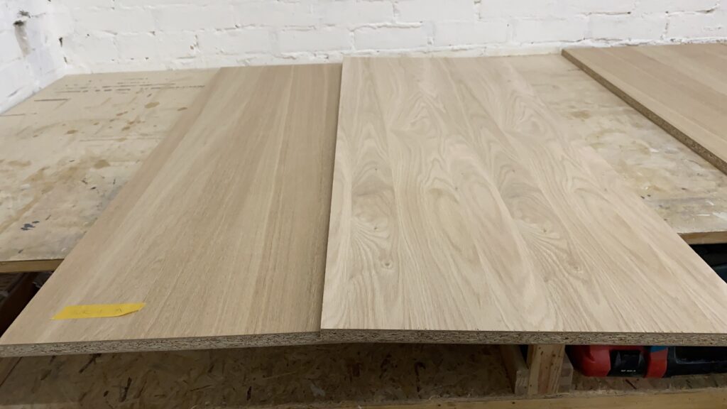 Zwei furnierte Platten