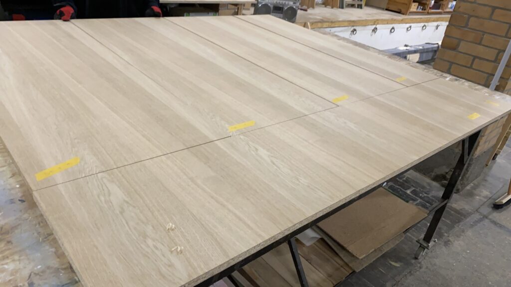 Ausgelegte Furnierplatten mit Kennzeichnung für ein gleichmäßiges Furnierbild.