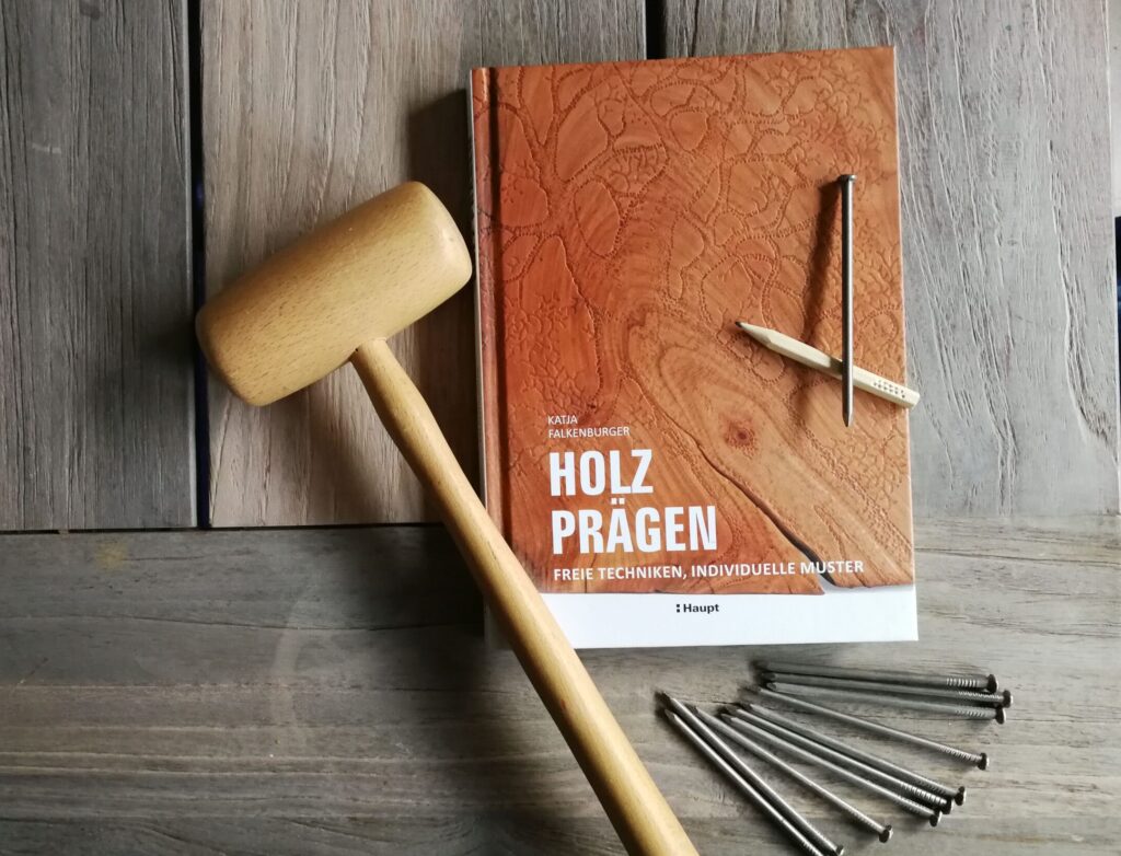 Buch "Holz prägen" mit Hammer und Nägeln