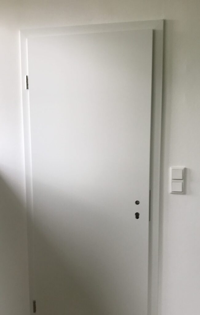 Geschlossene Tür ohne Türklinke
