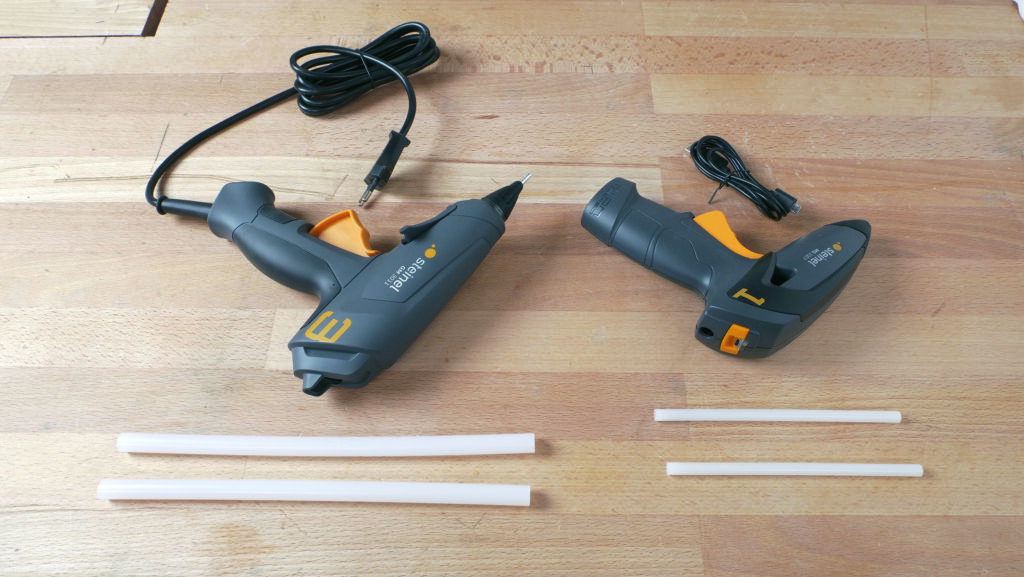 Die Heißklebepistole wird mit drei Klebesticks geliefert und verfügt über einen USB-Ladeanschluss.