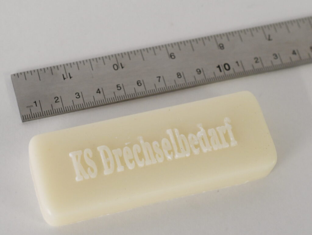 Block aus Sojawachs angelegt an einen Zollstock