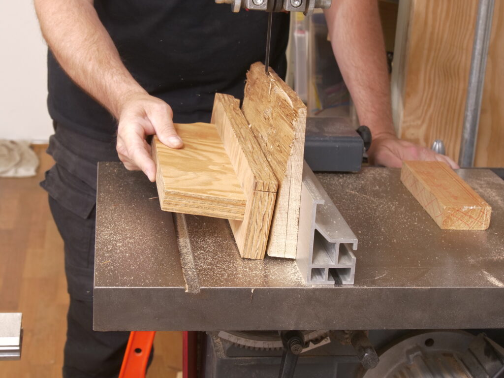 Die Schatztruhe wird nicht mit Originalwerkzeugen, sondern mit modernen Mitteln gebaut: Das Holz dafür wird hier auf der Bandsäge zugeschnitten.
