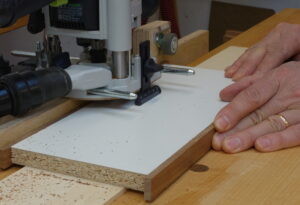 Massivholz-Anleimer lassen sich mit der Technik des "Fräsens von oben" bündig fräsen.
