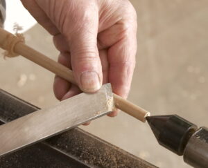 Beim Drechseln ist es erlaubt, lange und dünne Teile mit der freien Hand vor Vibrationen zu schützen.