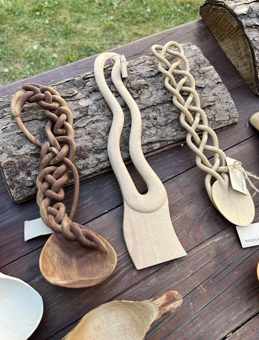 Eine Auswahl an love spoons, Löffel aus Grünholz mit kunstvoll verzierten Stielen.