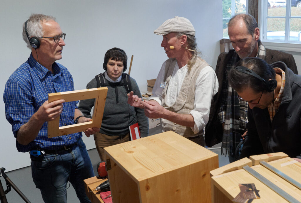 HolzWerken-Autor Manne Krause im Gespräch mit einem Besucher der HolzWerken live 2023 in Fellbach. 2024 findet die Messe in Hamm statt.