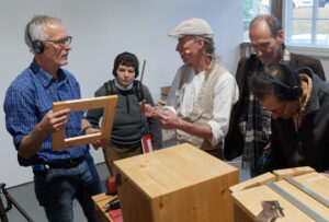 HolzWerken-Autor Manne Krause im Gespräch mit einem Besucher der HolzWerken live 2023 in Fellbach. 2024 findet die Messe in Hamm statt.
