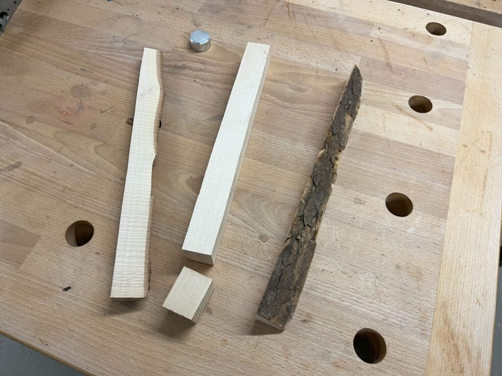 Drei Holzstücke auf einer Werkbank
