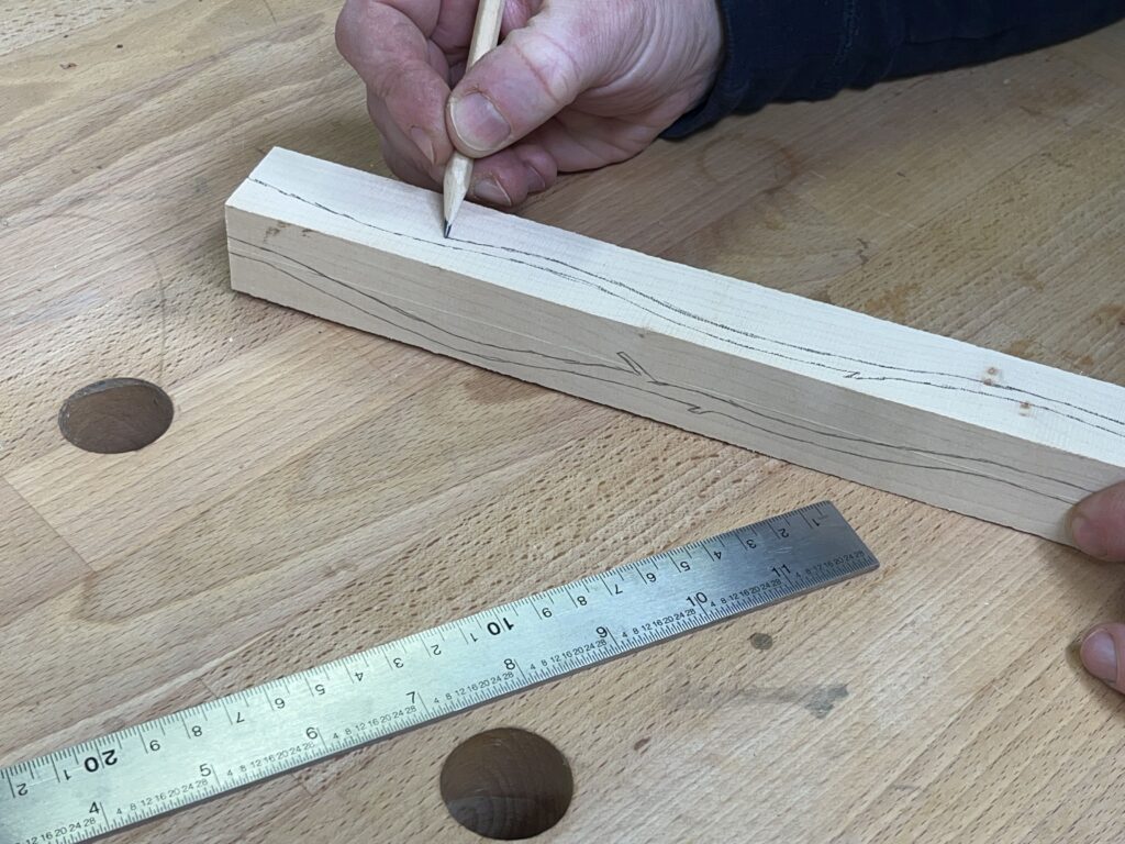 Eine Rosenstiel wird auf eine Ahornkantel gezeichnet.