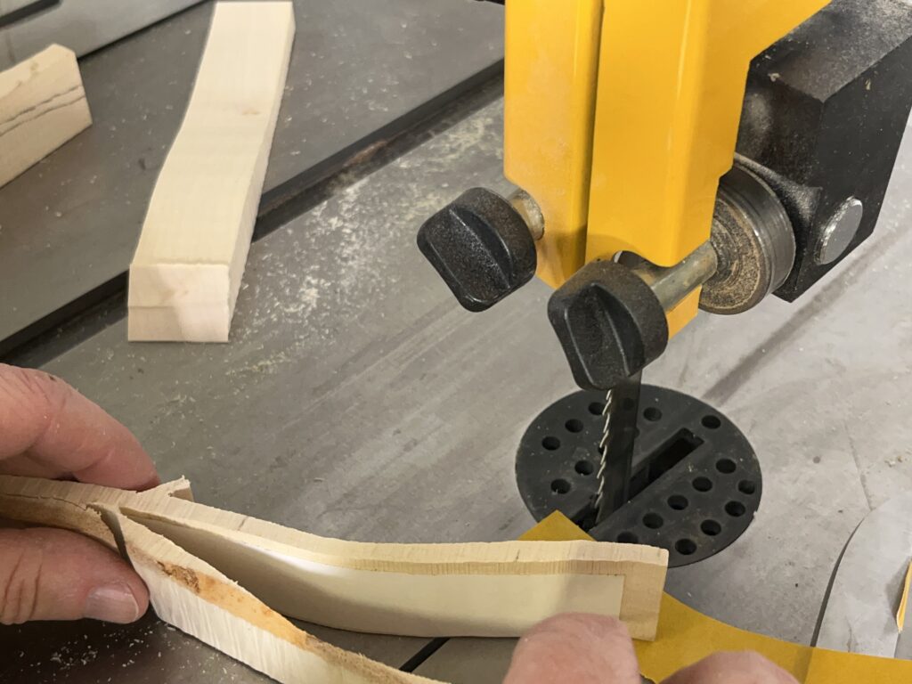 Holzstücke werden mit doppelseitigem klebeband zusammengeklebt