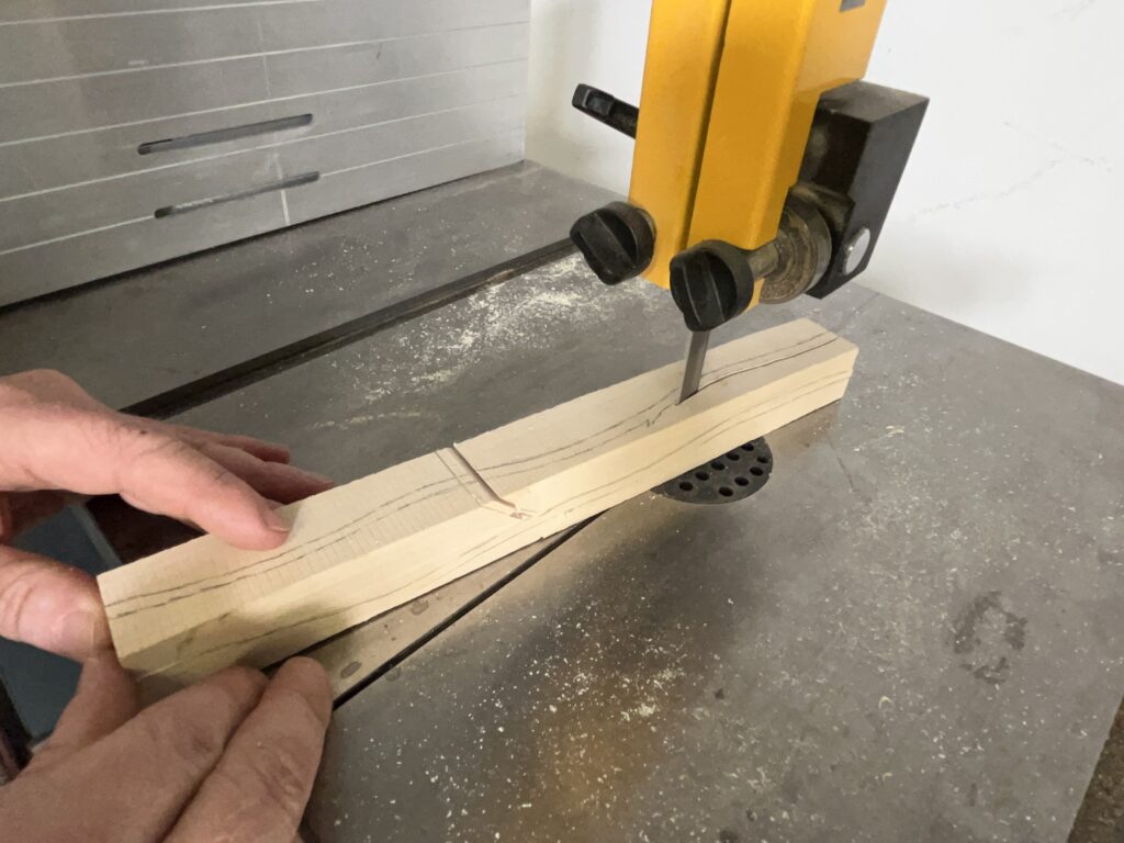 Der Stiel der Holzrose wird an der Bandsäge in Form gebracht.