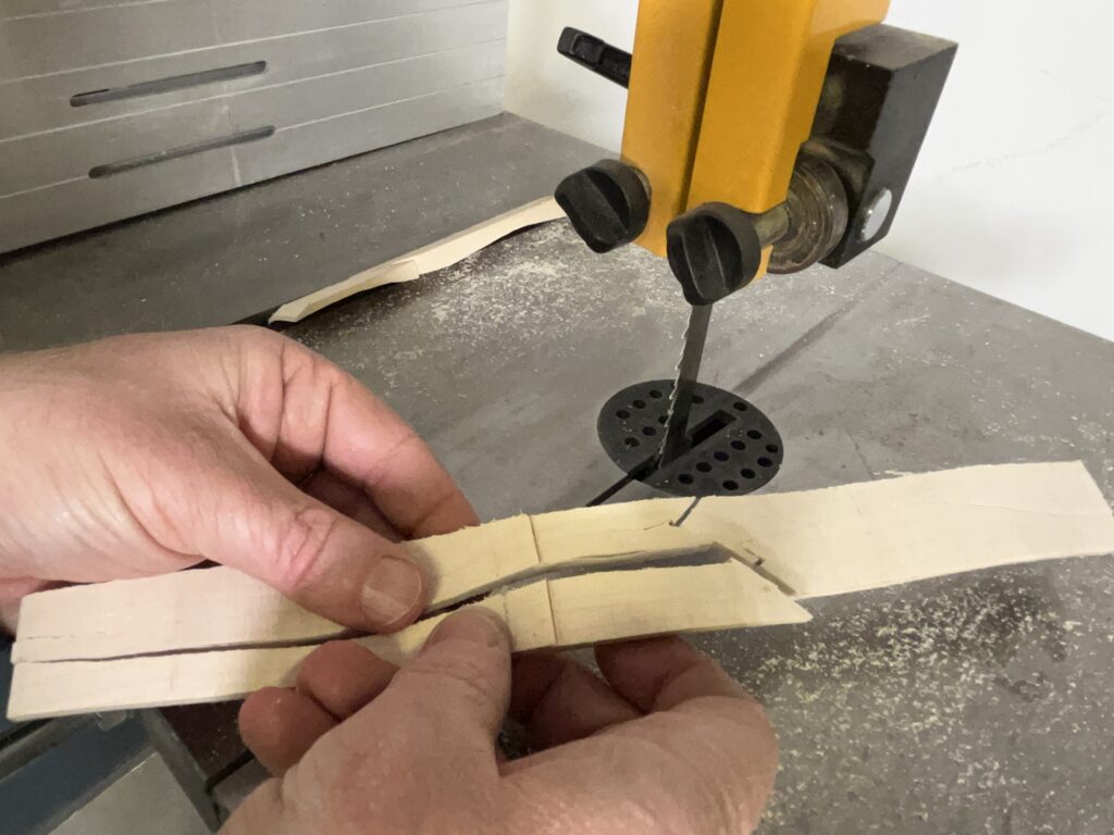 Das angeklebte Holz der Holzrose wird nach dem Sägen entfernt.