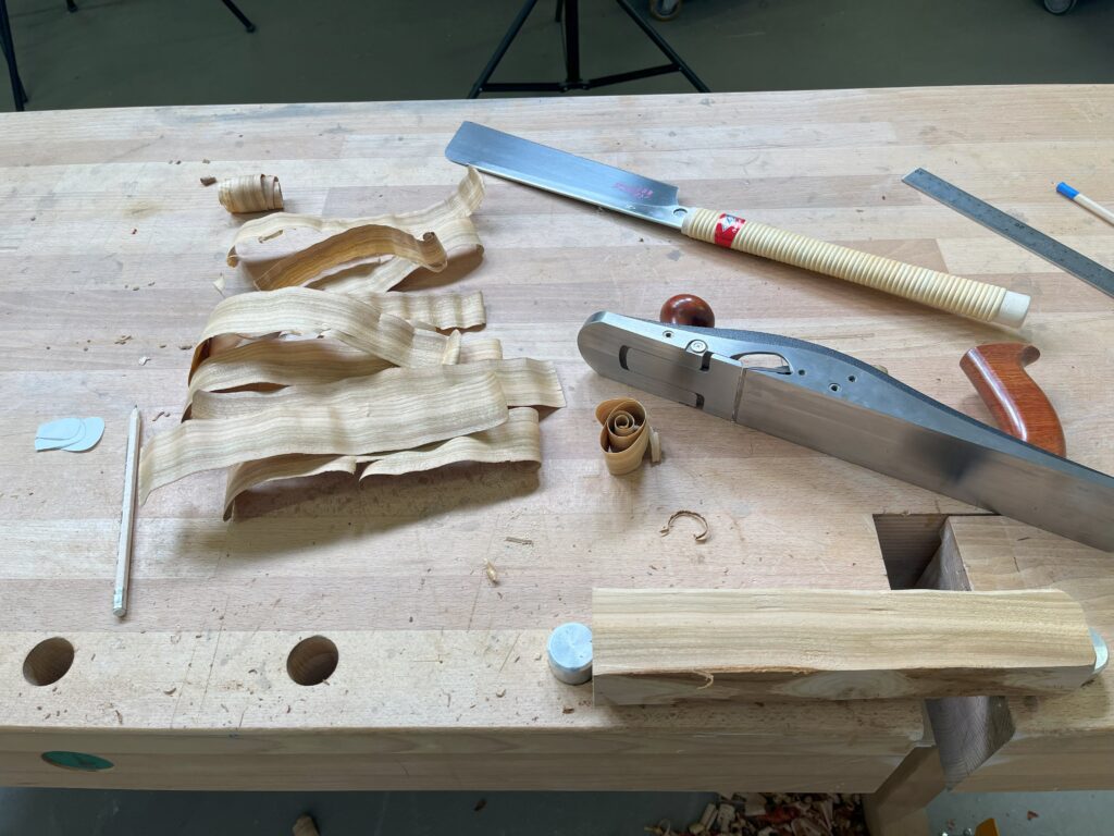 Späne und Werkzeug liegen auf einer Hobelbank