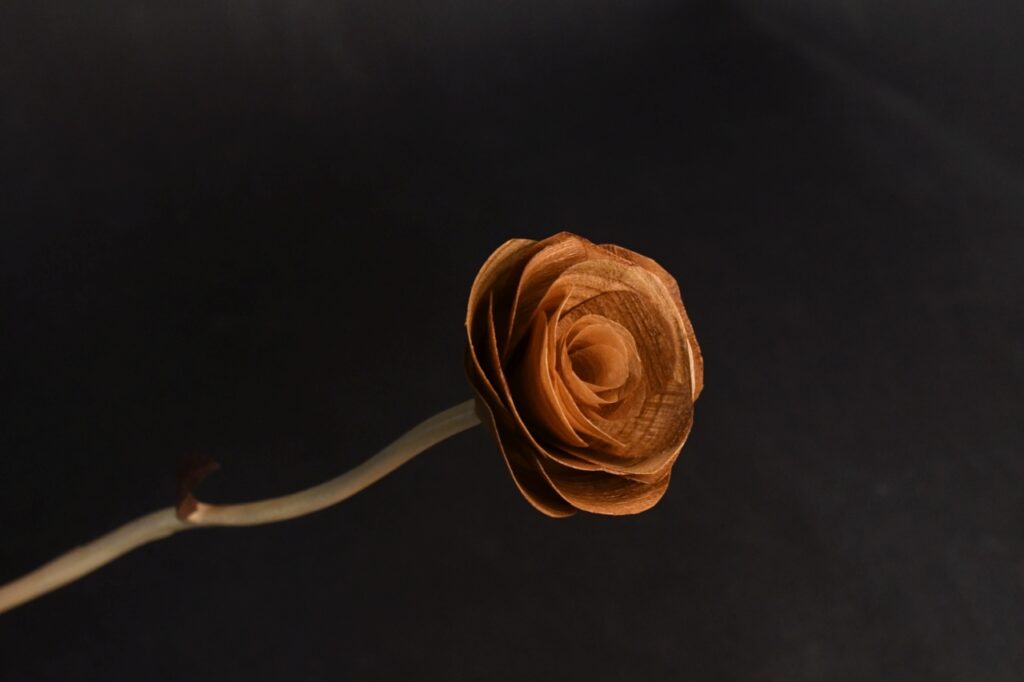 Die fertige Rose aus Holz