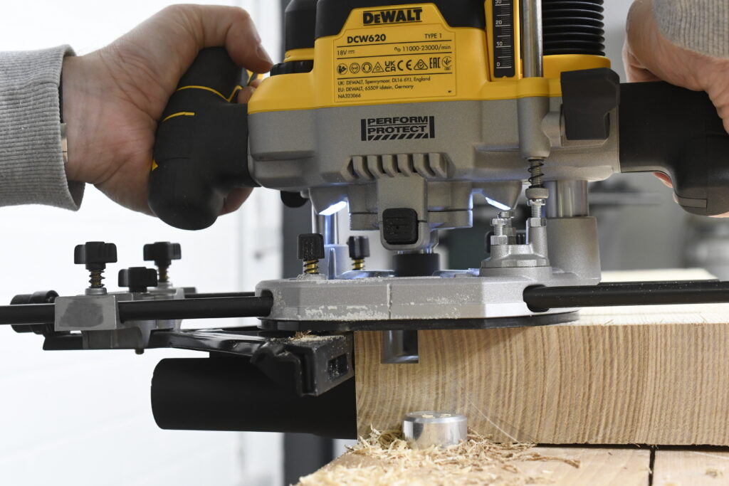 Die Oberfräse DCW620 von der Firma DeWalt im Einsatz.