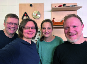 Vier Personen vor einer Werkzeugwand. Es ist die Redaktion HolzWerken, bestehend aus Andreas Duhme, Sonja Senge, Mareike Bäumlein und Christian Filies, von links.