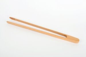 Eine Grillzange aus Holz