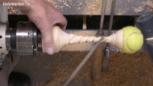 Eine gedrechselte Säule wird mit einer Raspel verziert