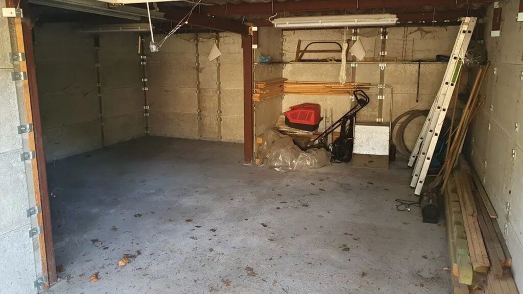 Der Blick in eine leere Garage, die später zur Garagenwerkstatt werden soll.