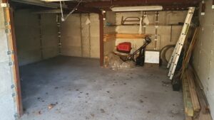 Der Blick in eine leere Garage, die später zur Garagenwerkstatt werden soll.